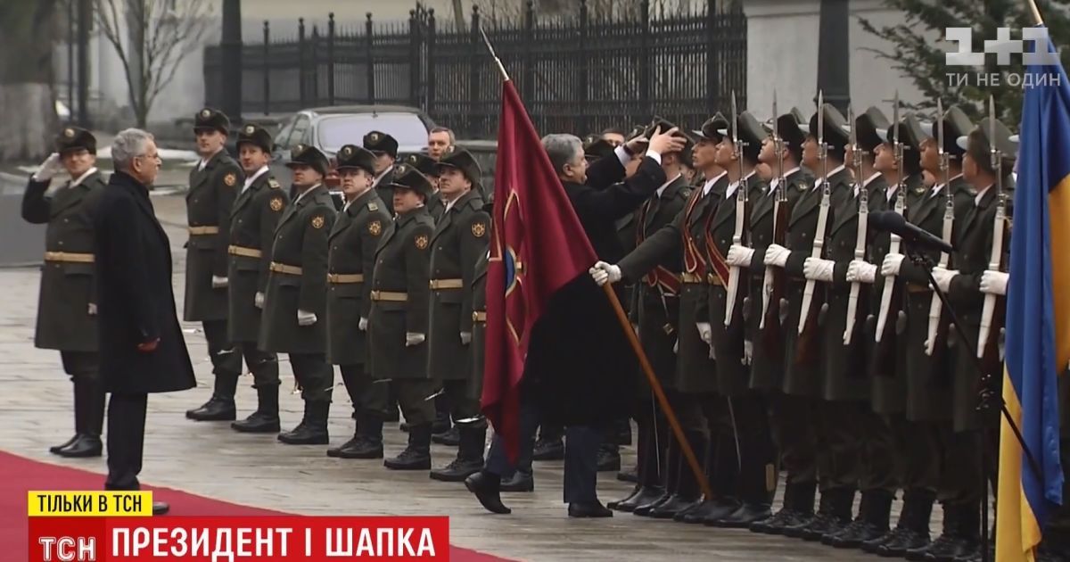 "Дуже приємно було": солдат почесної варти розповів про вдягнуту президентом шапку. Ексклюзив ТСН
