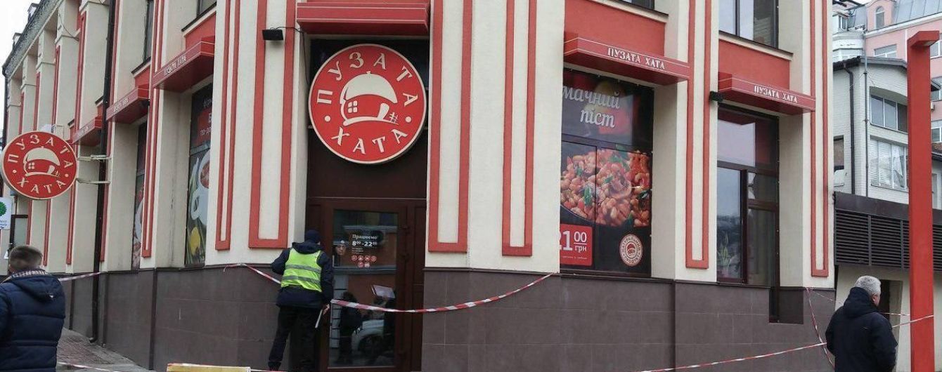 Загадкова смерть у центрі Києва: чоловік помер від рани в шию біля входу до ресторану