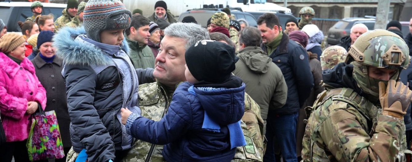 Порошенко посетил военных в освобожденной от террористов Катериновке