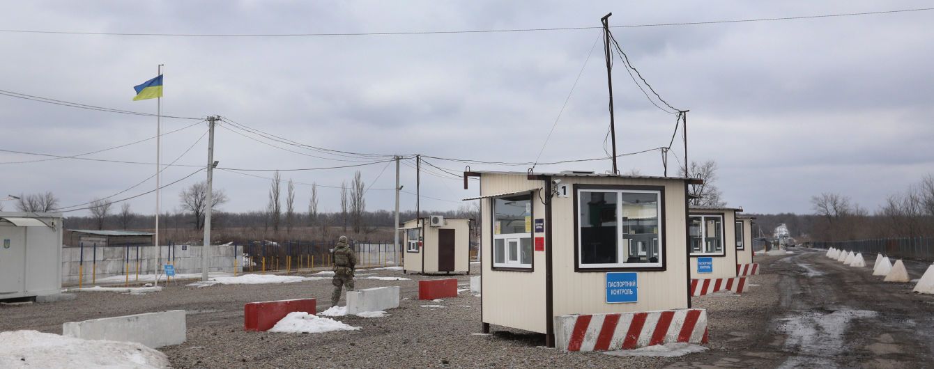 На Донбассе авто с оккупированной территории пыталось прорваться через блокпост - полицейские открыли огонь