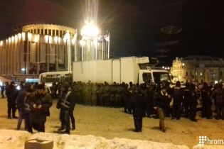 Активісти звинуватили поліцейських у викраденні вантажівки зі сценою для мітингу проти Порошенка