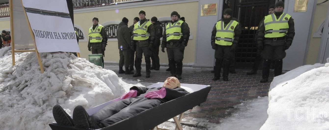 Труна з Путіним та розмальовані авто: як в Україні блокують вибори президента РФ