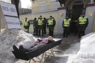 Труна з Путіним та розмальовані авто: як в Україні блокують вибори президента РФ