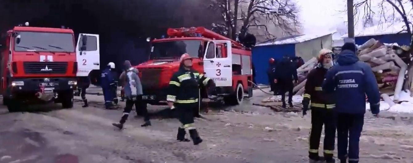 У чорній завісі диму: палає один із найбільших ринків України