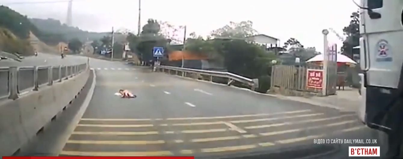 У В’єтнамі немовля виповзло на жваву автомобільну магістраль