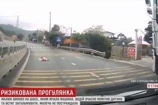 У В’єтнамі немовля виповзло на жваву автомобільну магістраль