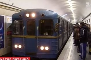 ТСН попыталась найти общественные туалеты возле столичного метро