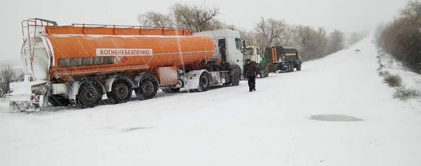 В Киев из-за снегопада и метели запретили въезд крупногабаритного транспорта