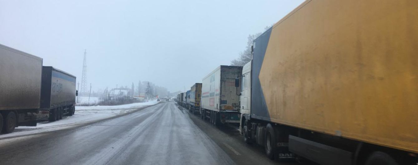 Росія призупинила пропуск вантажівок з України, на кордоні утворилися черги