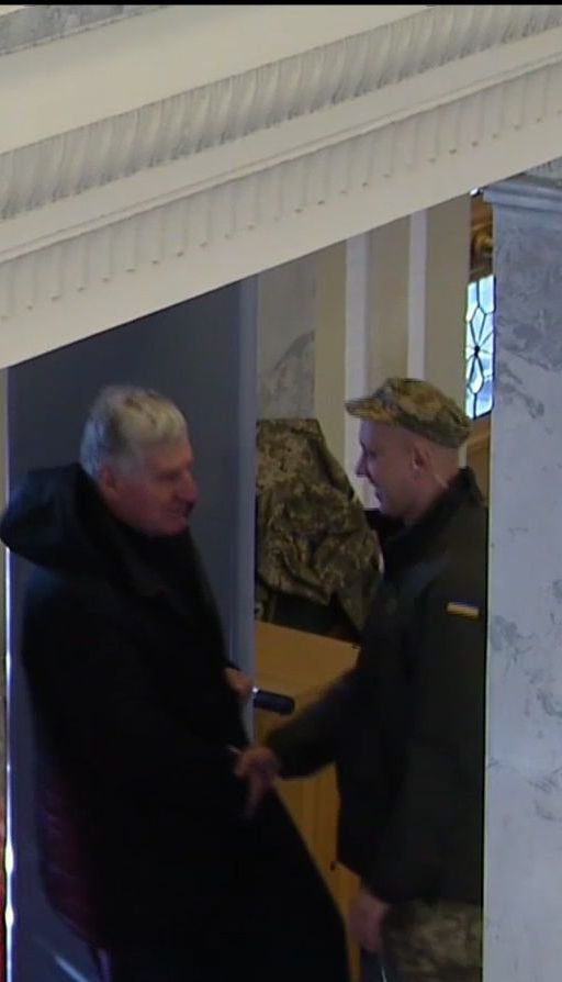 Порошенко подписал закон о запрете ношения оружия в госучреждениях
