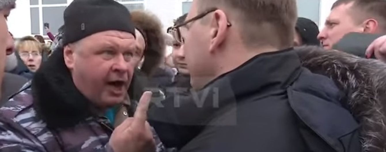 У Росії розлючені через отруєння дітей мітингувальники побили голову району