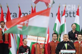 Попри масштабний скандал Угорщина все ще урочисто роздає паспорти закарпатським українцям