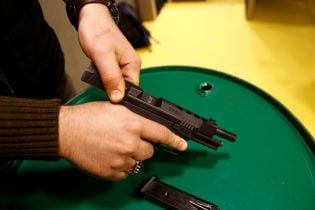 На Дніпропетровщині зі стартового пістолета застрелився школяр