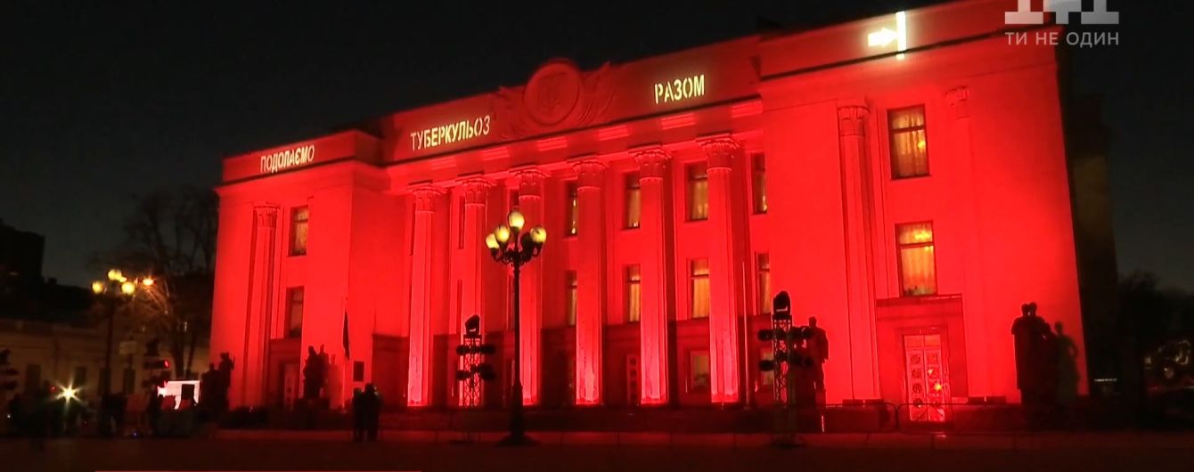 Здание Верховной Рады "покрасилось" в красный