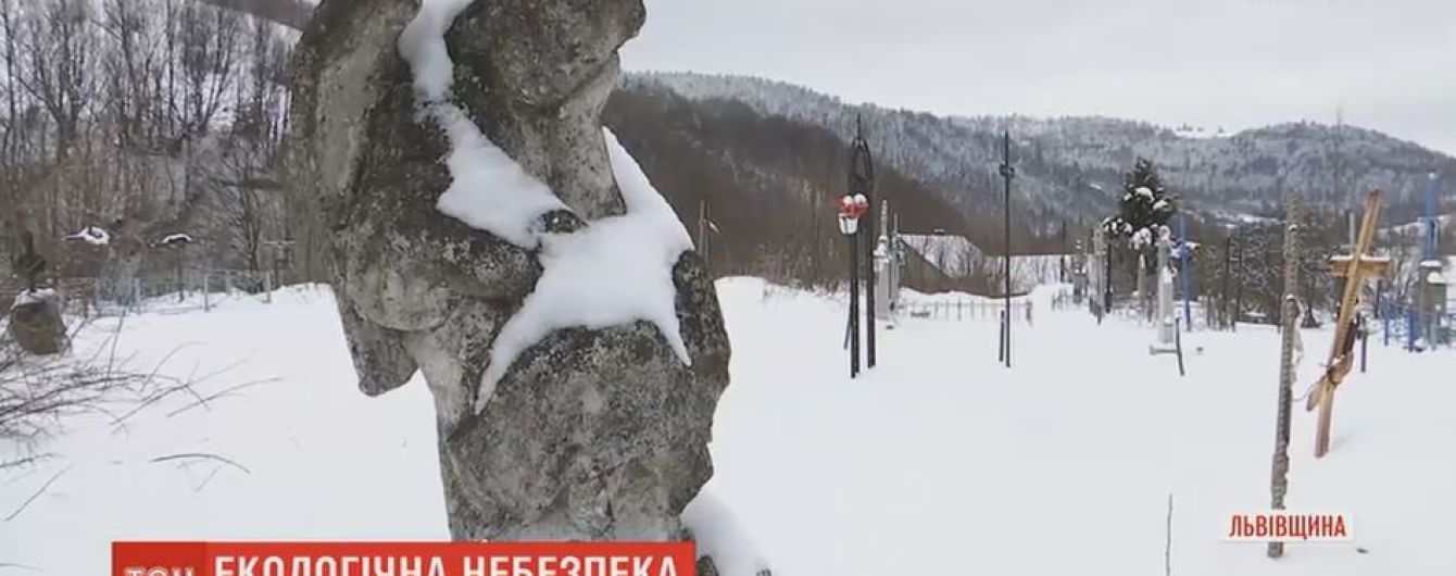 На Львовщине гробы с кладбища могут оказаться в реке из-за подмытого берега