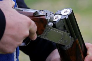 На Херсонщині посеред дороги розстріляли автомобіль з людьми