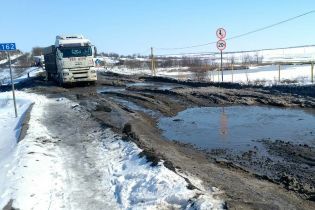 Метрові калюжі і місиво з бруду. На Миколаївщині перекрили трасу і вимагають ремонту дороги