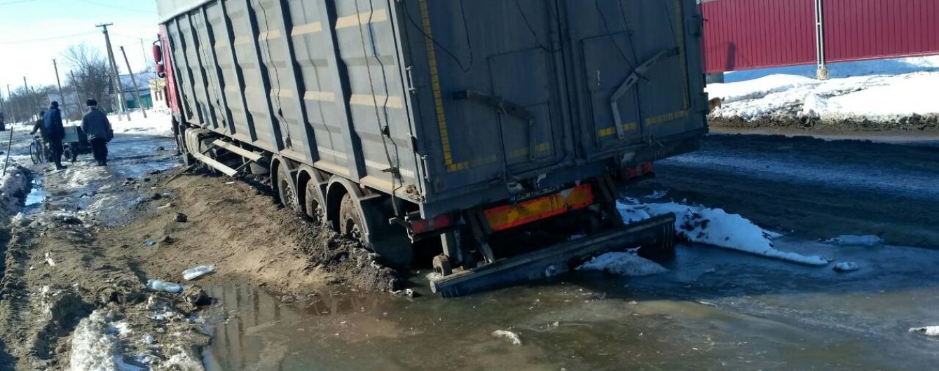 Селяне на Николаевщине возмущаются состоянием трассы после обещанного "ремонта"