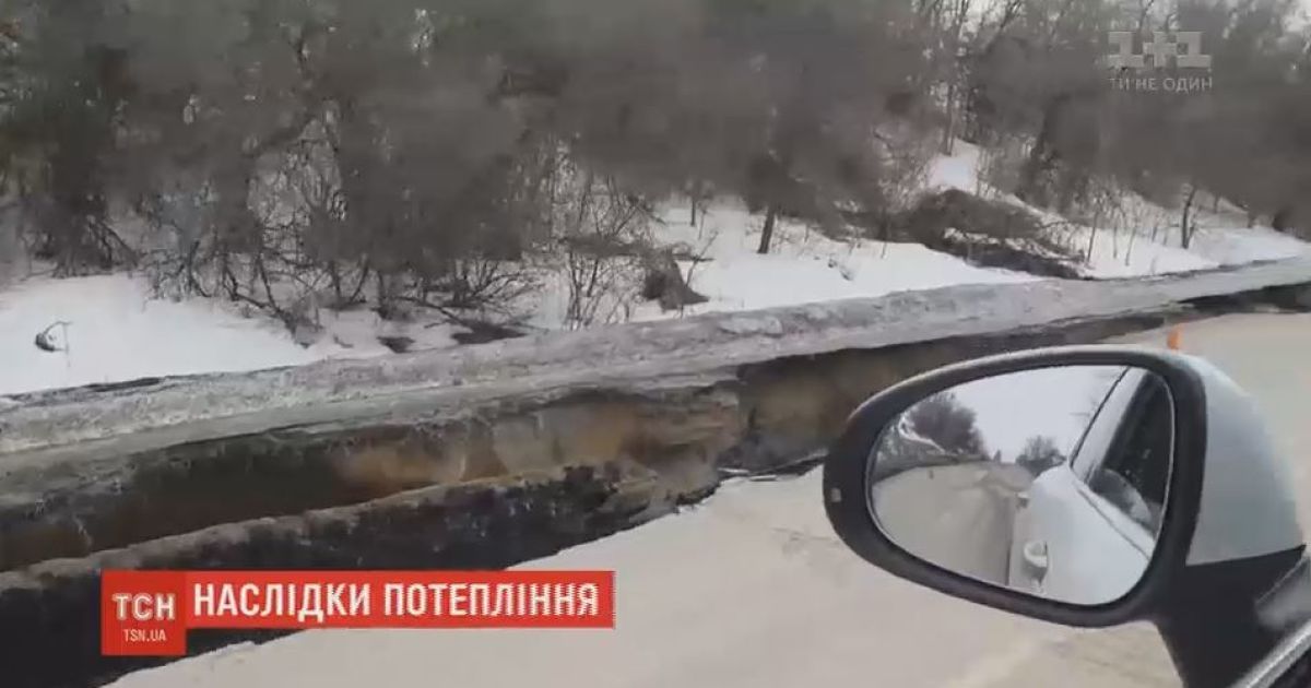 Повінь утворила кілометрове провалля вздовж траси Суми- Київ