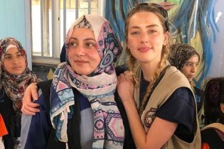 По следам Анджелины Джоли: Эмбер Херд побывала в лагере сирийских беженцев