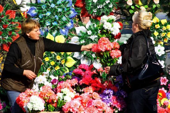 У Дніпрі триває "війна" зі штучними квітами: правоохоронці на вулицях конфісковували товар