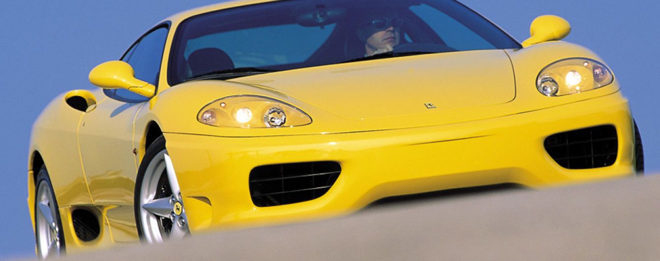 "Непристойное предложение". На аукцион выставили Ferrari с провокационным фото