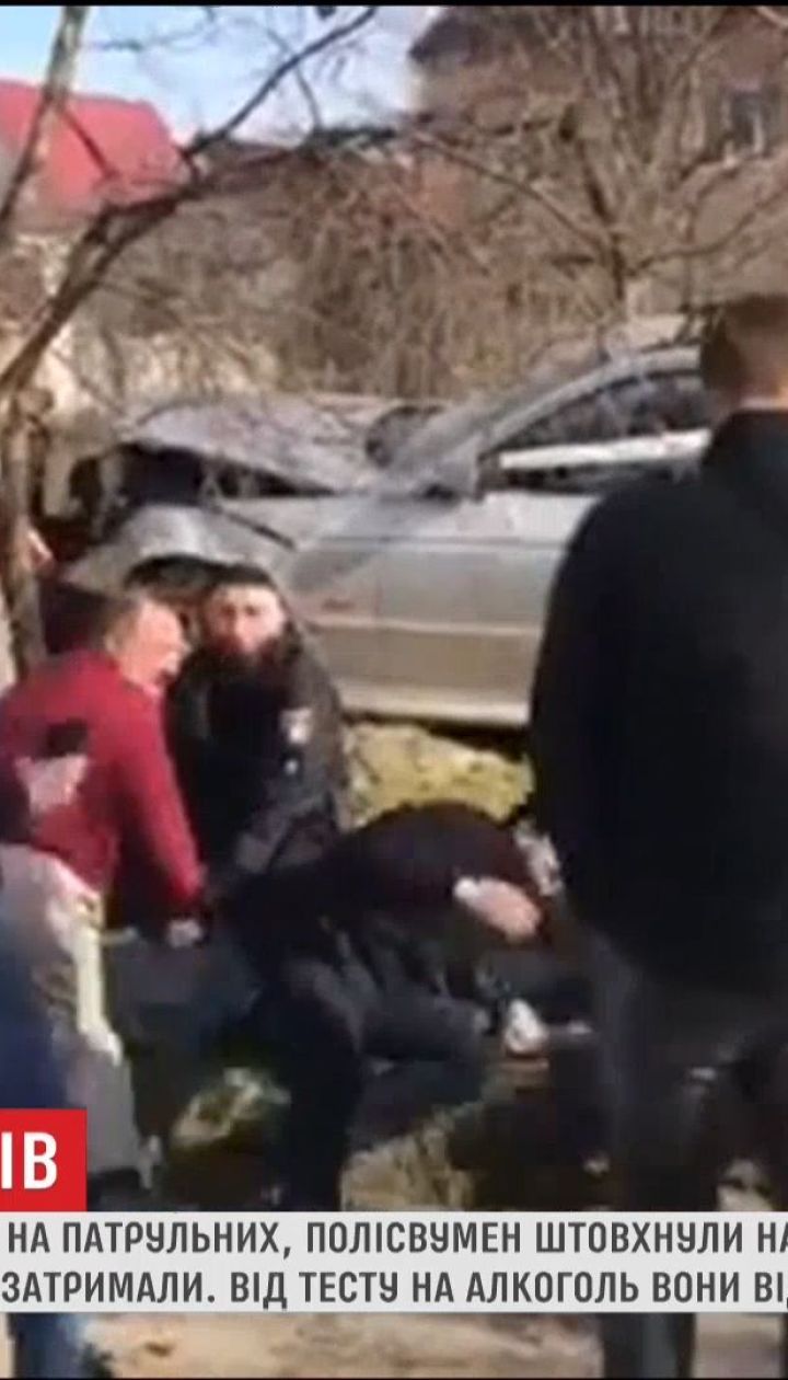 У Чернівцях група молодиків напала на патрульних