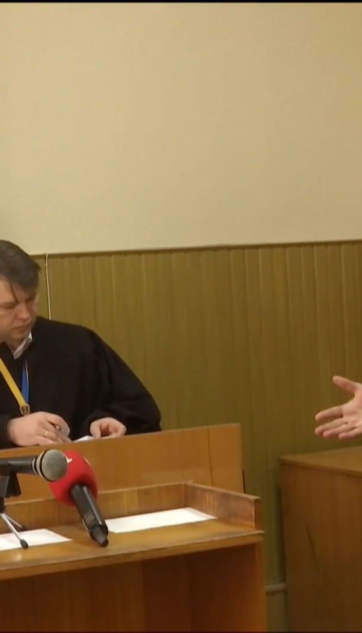 Скандальный судья порезал себе руку ручкой, узнав о круглосуточном домашнем аресте