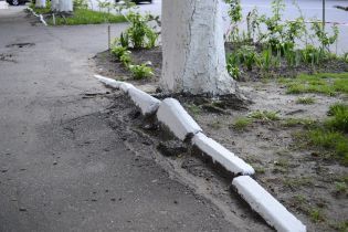 Імітація порядку. В Україні продовжують білити бордюри, попри заборону