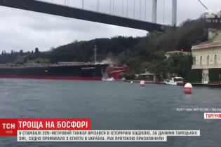 В Стамбуле огромный танкер протаранил особняк на берегу Босфора