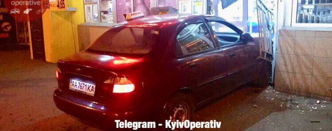 В Киеве таксист протаранил продуктовый магазин