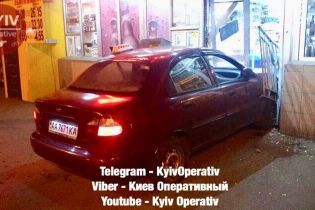 В Киеве таксист протаранил продуктовый магазин
