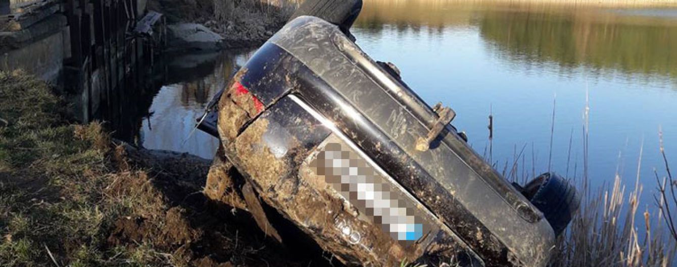Ехали из клуба на бешеной скорости и вылетели в став: 16-летняя пассажирка находится в больнице