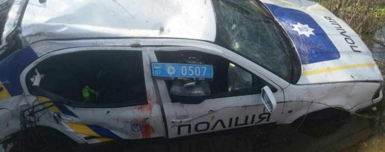 На Закарпатье пьяные полицейские на служебном авто устроили аварию и пытались скрыться с места ДТП - СМИ