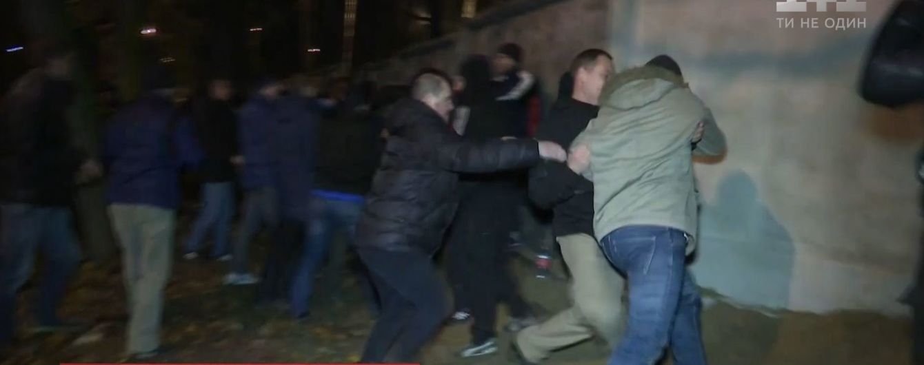 В Киеве люди повалили забор и подожгли вагончики застройщика