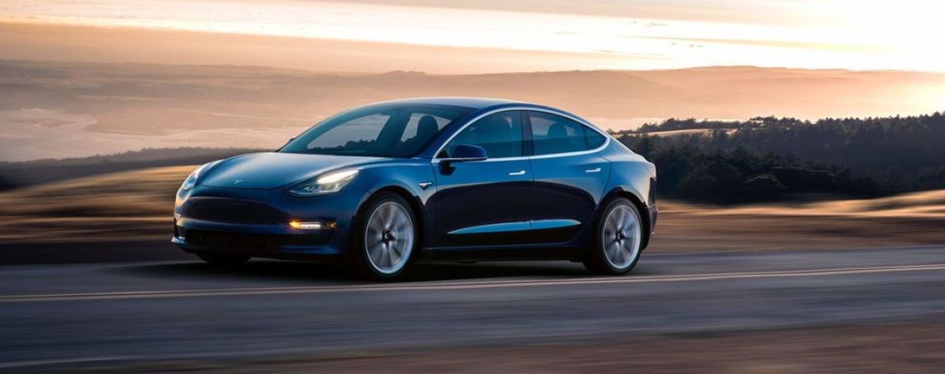 Украинец украл у Microsoft $10 млн и купил Tesla и виллу у озера