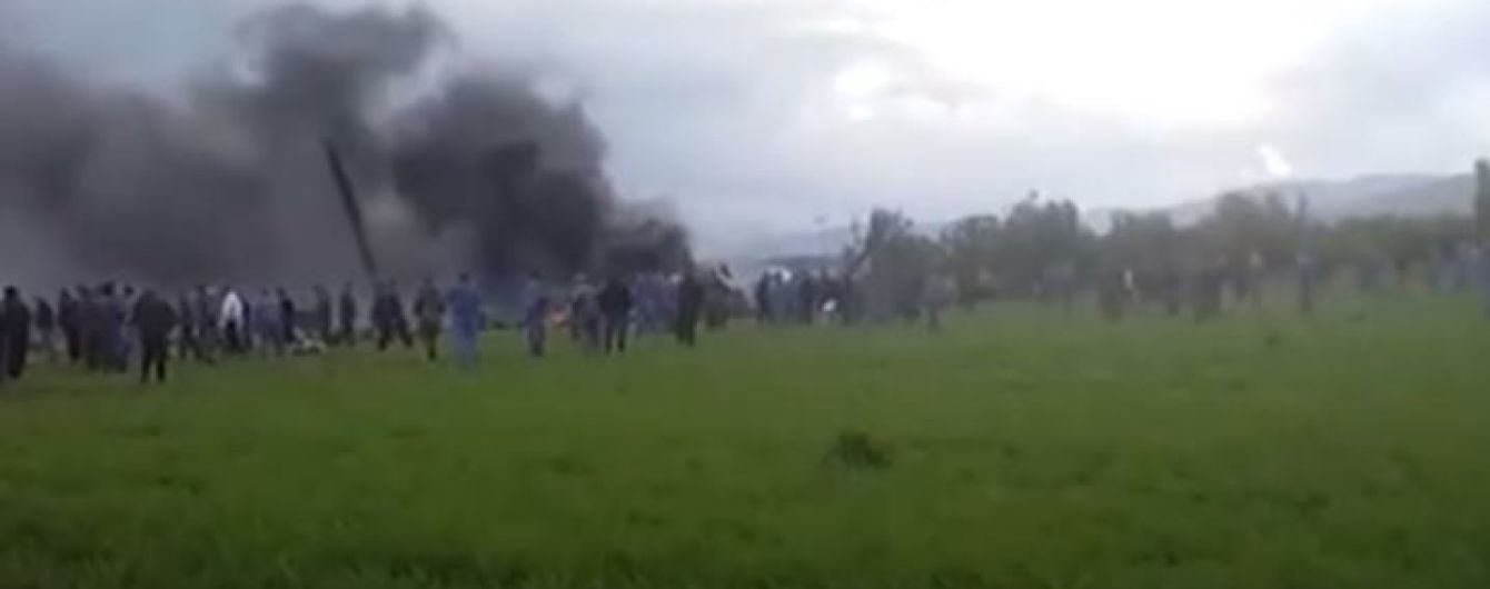 В Алжирі розбився літак, на борту якого було 200 військових
