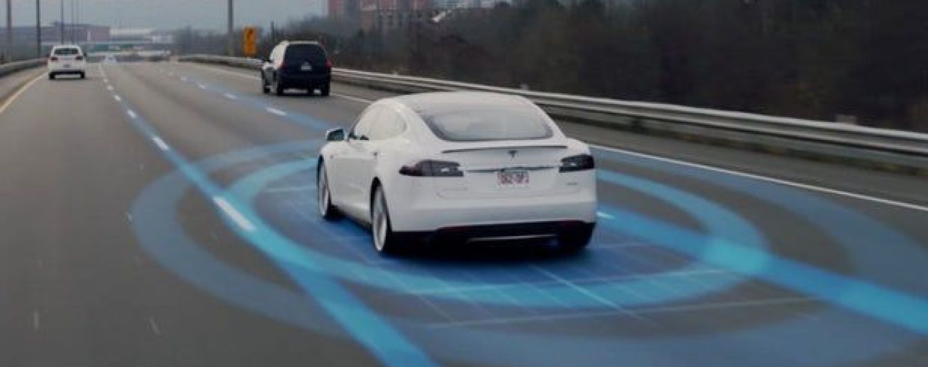 Владелец Tesla показал, как автопилот мог убить водителя
