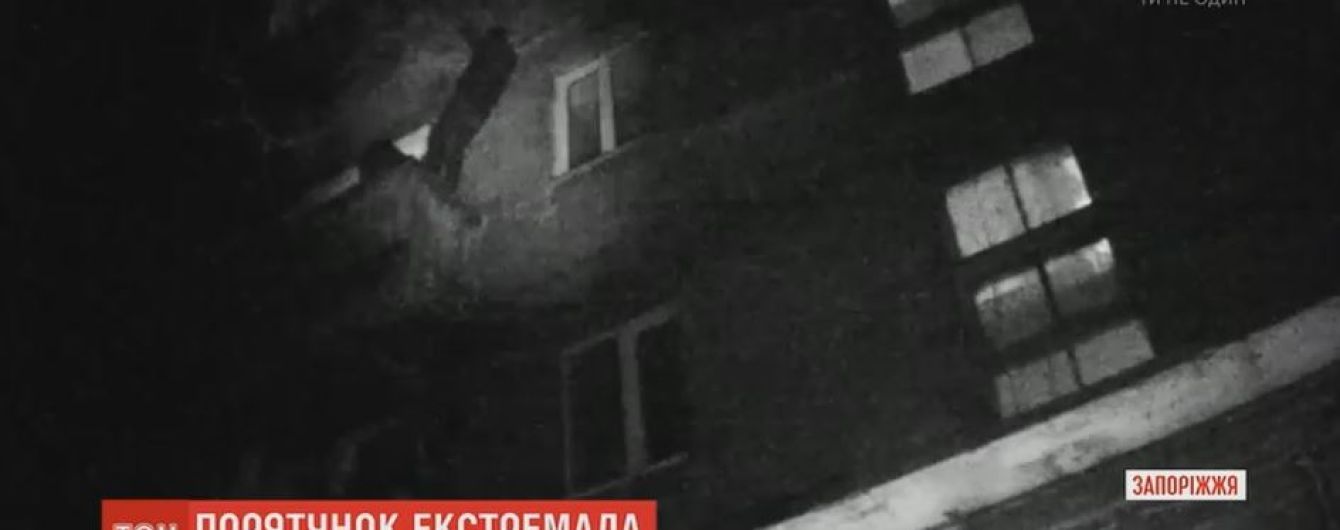 Копы в Запорожье спасли пьяницу, который карабкался по балконам в квартиру на 4 этаже
