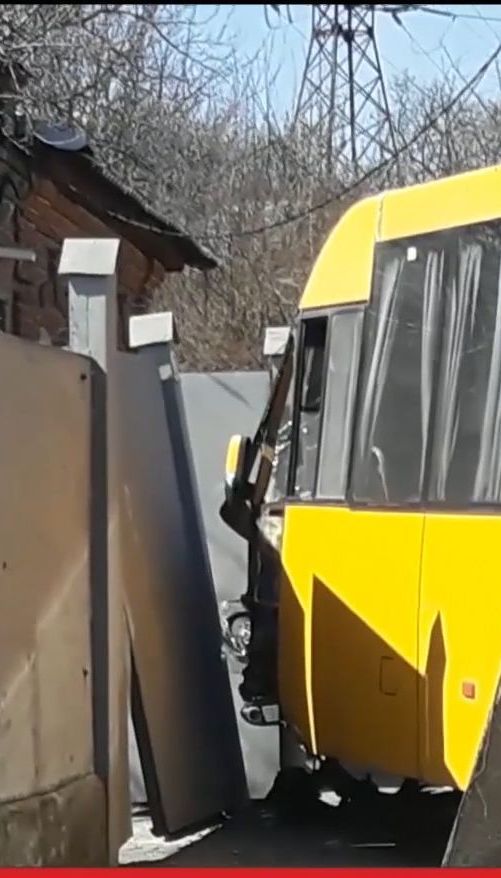 В Сумах водитель маршрутки снес электроопору и забор из-за открытого люка на дороге