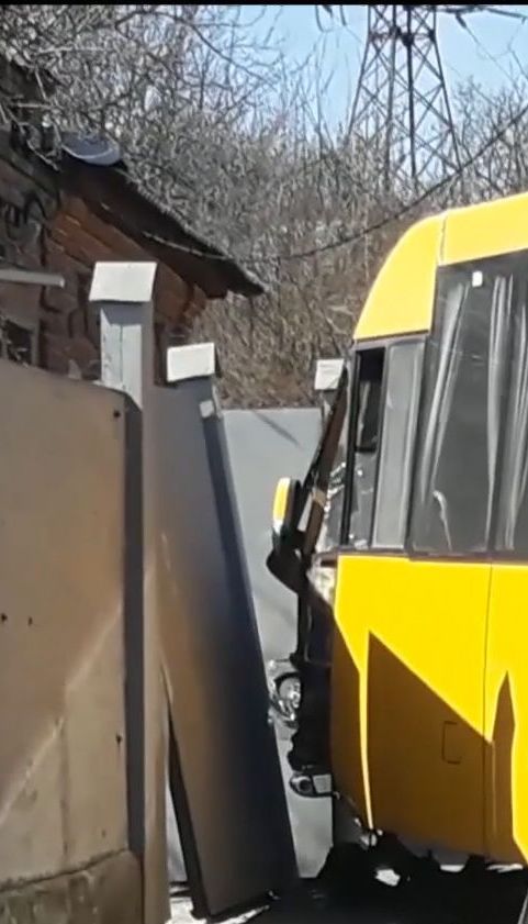 У Сумах водій маршрутки зніс електроопору та паркан через відкритий люк на дорозі