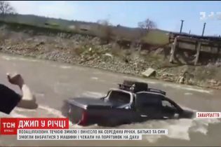 На Закарпатье внедорожник смыло в высокогорную реку