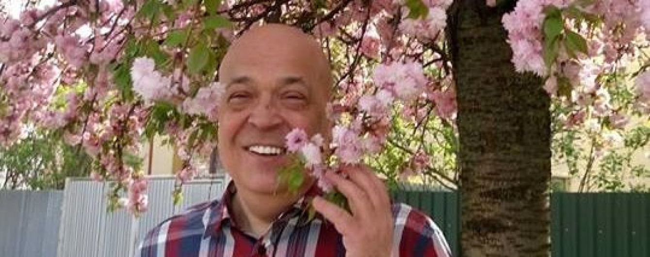 Москаль у "сакуровій" сорочці похизувався фото на тлі розквітлих сакур в Ужгороді