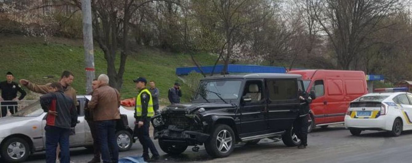 В Киеве пьяный автомойщик устроил ДТП, пытаясь похитить элитную машину