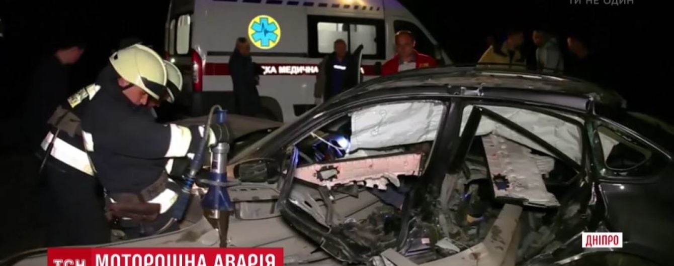 Під Дніпром внаслідок аварії машину проштрикнув відбійник в двох місцях