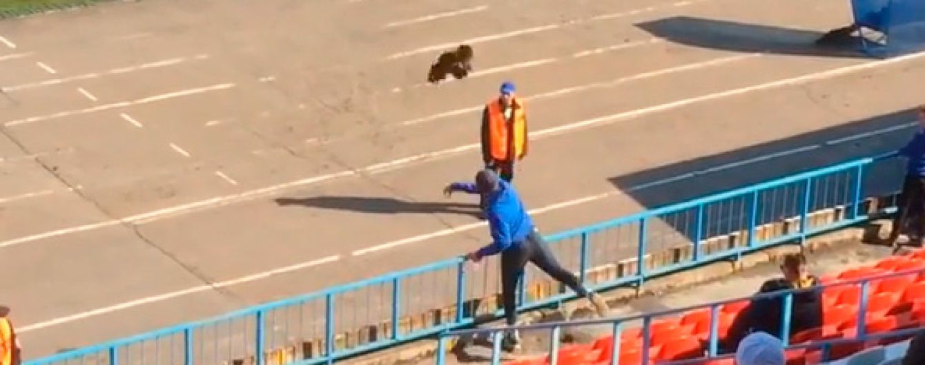 Російський фанат кинув живого півня у тренера своєї команди