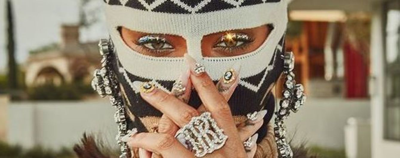 В балаклаве и питоновых брюках-сапогах: Рианна произвела фурор странным нарядом