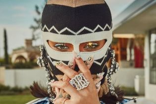 В балаклаве и питоновых брюках-сапогах: Рианна произвела фурор странным нарядом