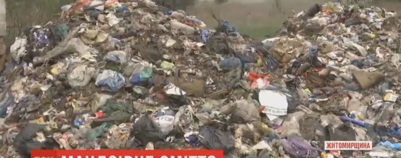 У селах на Житомирщині скинули до 90 тонн сміття зі Львова