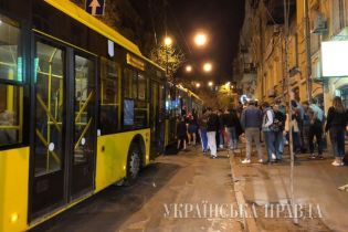В Киеве в троллейбусе произошла драка с поножовщиной, перекрыта одна из центральных улиц